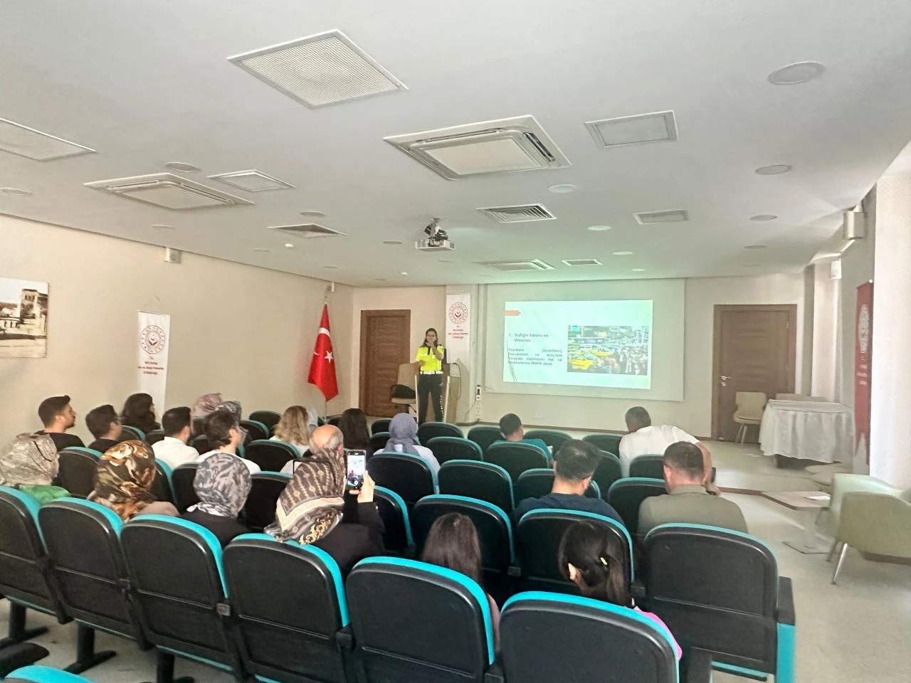 Siirt'te ailelere ve personele trafik kuralları eğitimi verildi