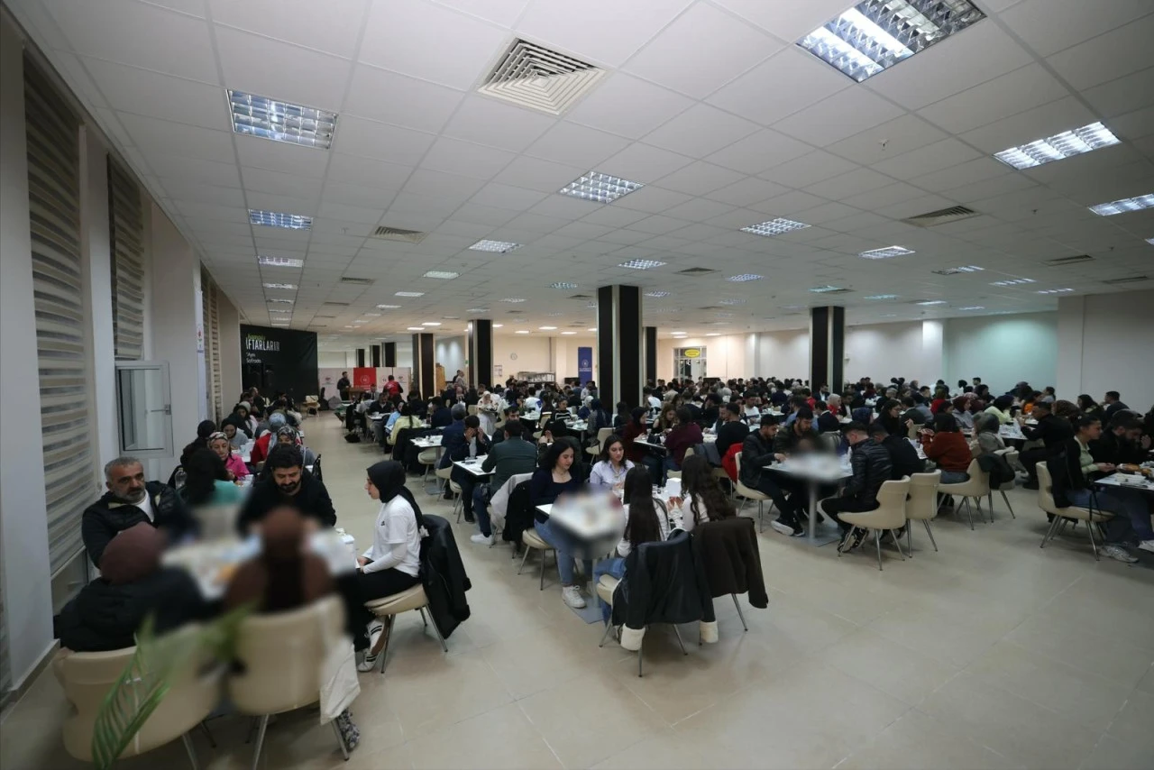 Siirt&rsquo;te Bakan Yardımcısı Gen&ccedil;lerin Talepleri İftar Programında Dinledi