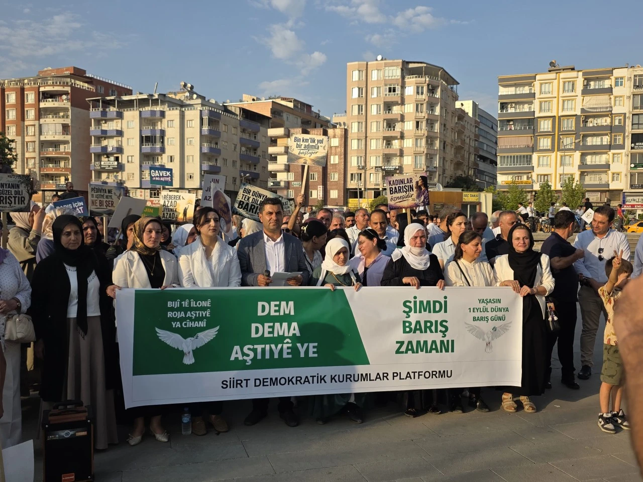 Siirt&rsquo;te Barış İ&ccedil;in Y&uuml;r&uuml;d&uuml;ler, G&uuml;vercinleri G&ouml;ky&uuml;z&uuml;ne U&ccedil;urdular