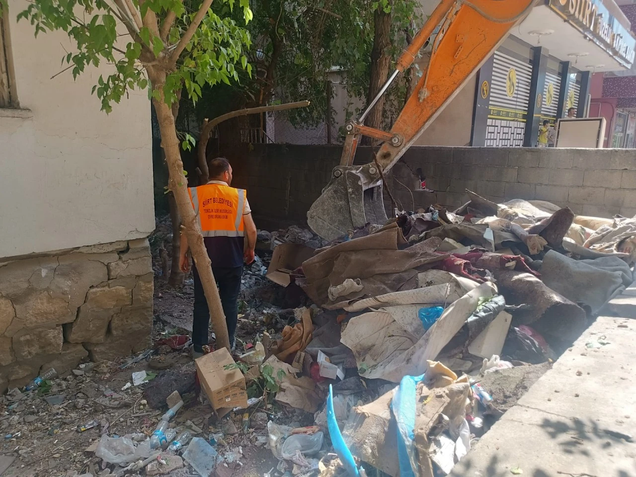 Siirt&rsquo;te bir evden iki kamyon &ccedil;&ouml;p &ccedil;ıktı