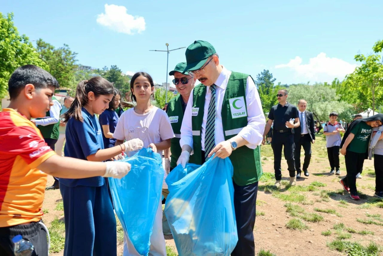 Siirt'te &Ccedil;evre Haftası Etkinliği: Vali Kızılkaya &Ouml;ğrencilerle &Ccedil;evre Temizliği Yaptı