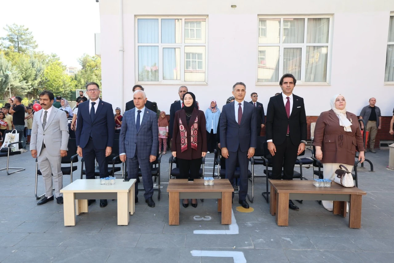 Siirt'te eğitim &ouml;ğretim yılı t&ouml;renlerle başladı