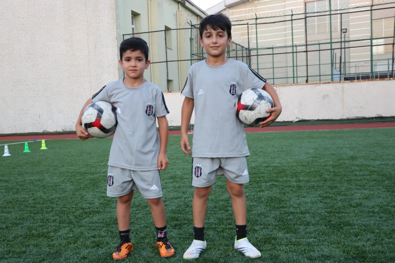 Siirt'te eski futbolcu babalarının antren&ouml;rl&uuml;ğ&uuml;nde yetişen kardeşlerin Beşiktaş hayali