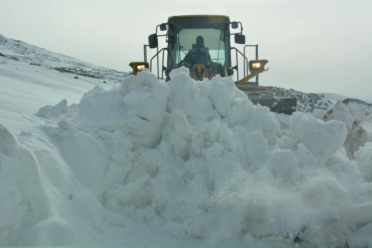 Siirt&rsquo;te Grup K&ouml;y Yolu Kar ve Tipi Nedeniyle Ulaşıma Kapandı