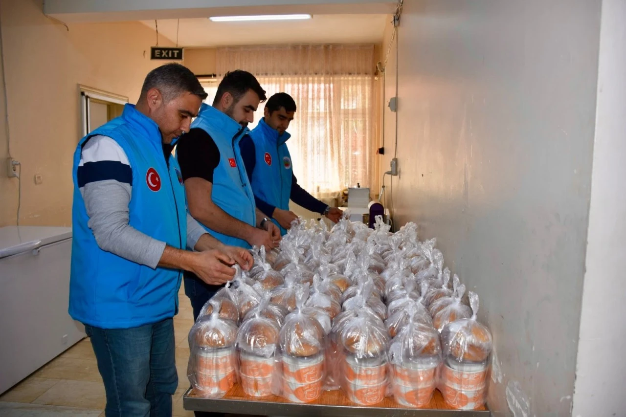 Siirt&rsquo;te İhtiya&ccedil; Sahibi Vatandaşlara Sıcak Yemek Desteği S&uuml;r&uuml;yor
