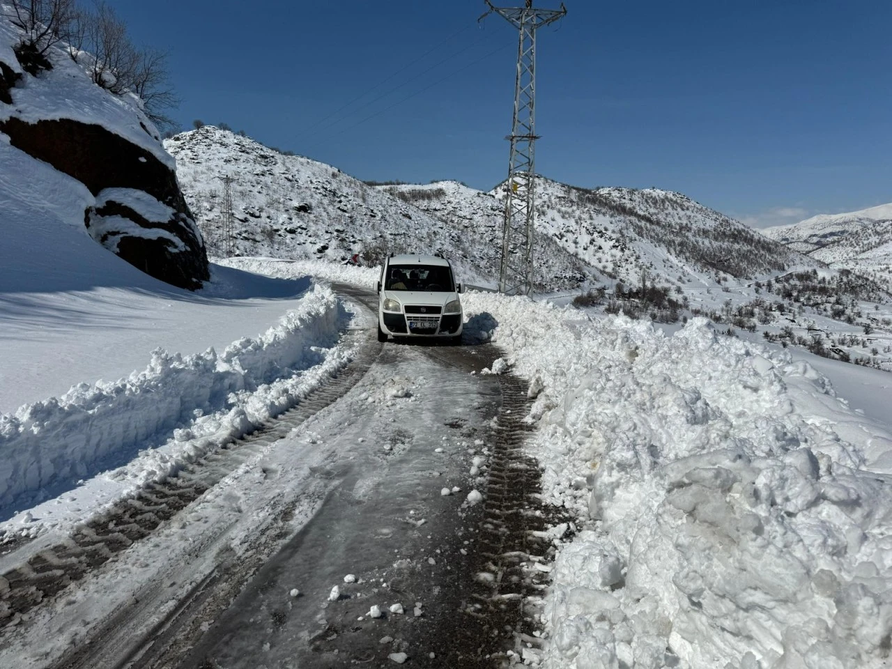 Siirt'te kar nedeniyle 20 yerleşim yerine ulaşım sağlanamıyor