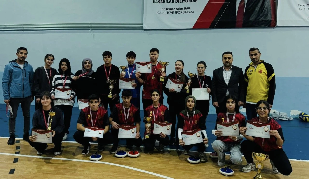 Siirt&rsquo;te Okul Sporları M&uuml;sabakalarında Dereceye Giren Sporculara &Ouml;d&uuml;lleri Verildi
