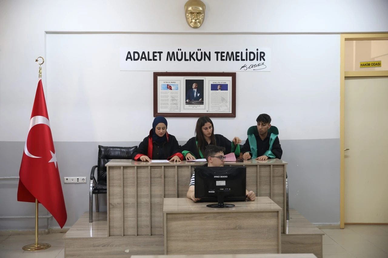 Siirt'te okulda mahkeme kurdular: &Ouml;ğrenciler sanık, hakim, savcı oldu