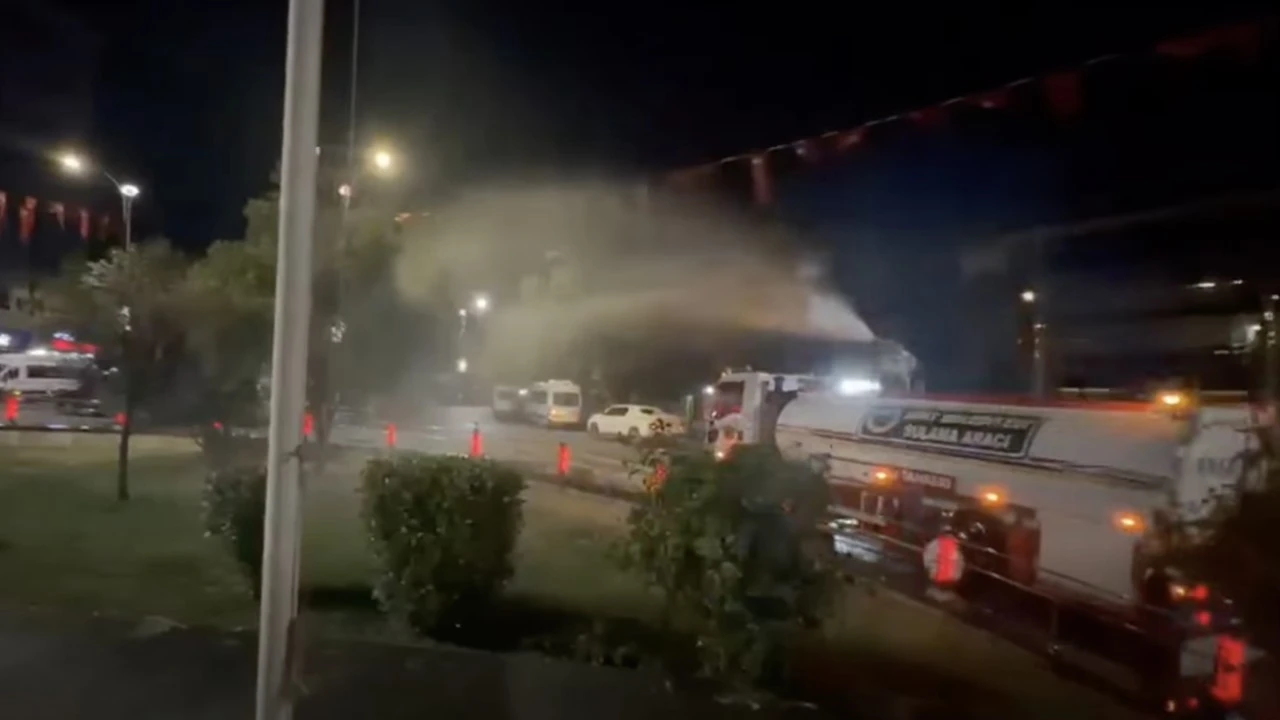 Siirt'te Park ve Yeşil Alanlar Sıcak Havaya Karşı D&uuml;zenli Sulanıyor