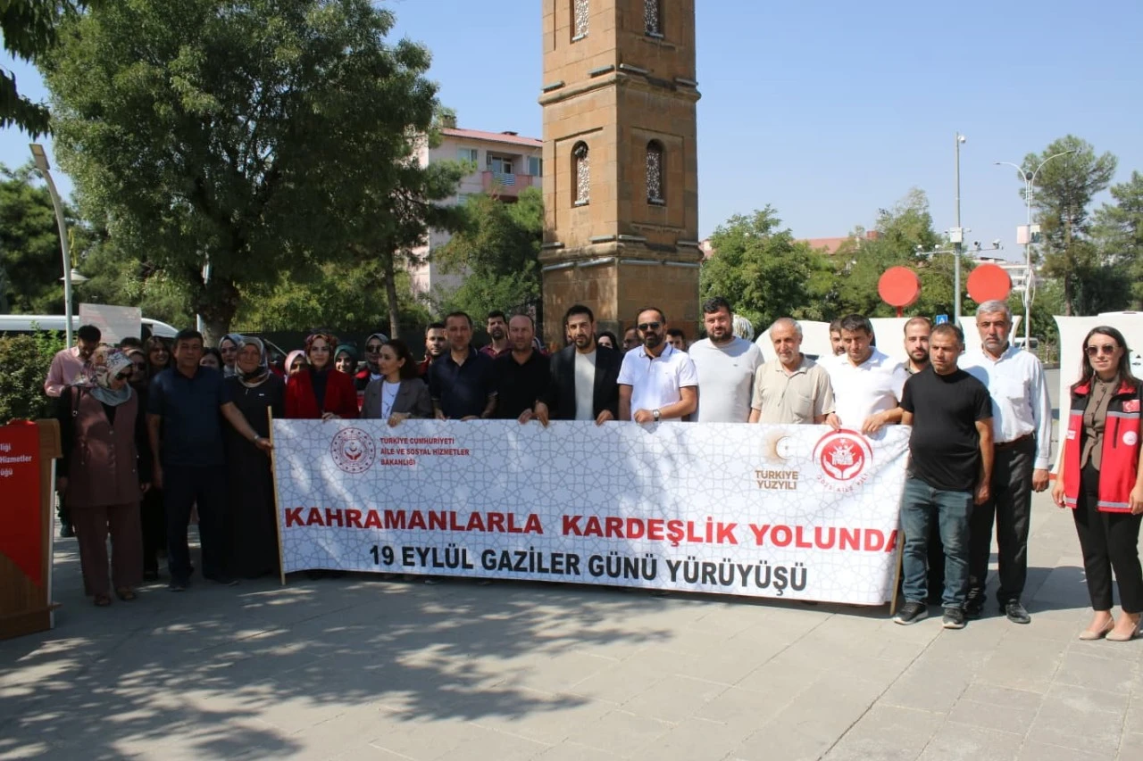 Siirt'te "Kahramanlarla Kardeşlik Yolunda Gaziler G&uuml;n&uuml; Y&uuml;r&uuml;y&uuml;ş&uuml;" d&uuml;zenlendi