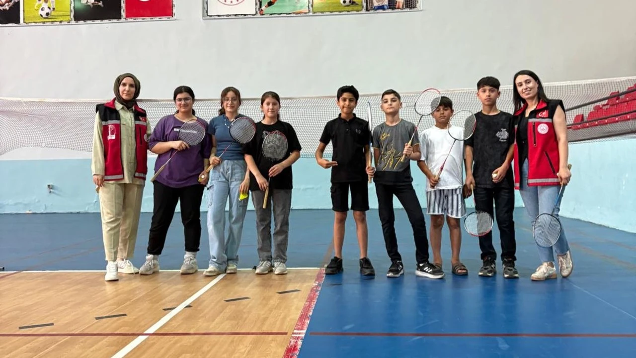 Siirt'te SED kapsamındaki &ccedil;ocuklar badmintonla tanıştı