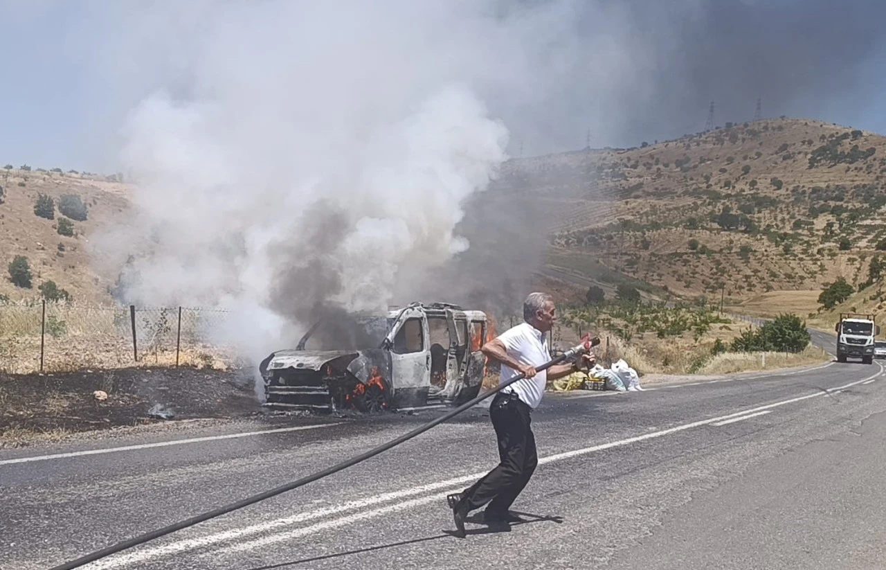 Siirt'te seyir halindeki hafif ticari ara&ccedil; yandı