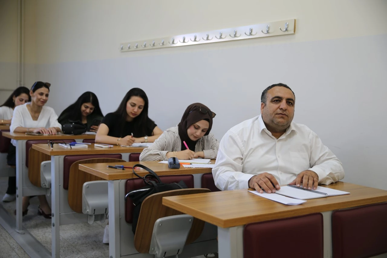 Siirt'te şof&ouml;rl&uuml;k yaptığı &uuml;niversiteden fak&uuml;lte birinciliğiyle mezun oldu