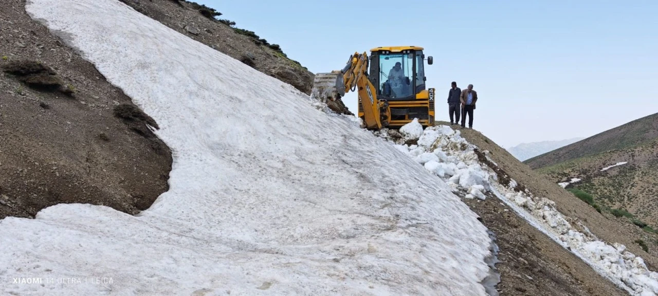 Siirt'te Tarımsal &Uuml;retim Yollarında Bakım &Ccedil;alışmaları S&uuml;r&uuml;yor: &Ccedil;ift&ccedil;ilerin Ulaşımı Kolaylaşıyor