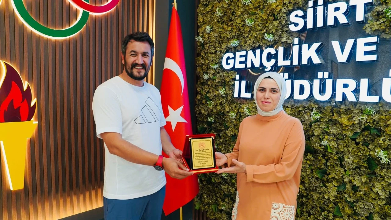 Siirt&rsquo;te Tayini &Ccedil;ıkan M&uuml;d&uuml;re Plaket