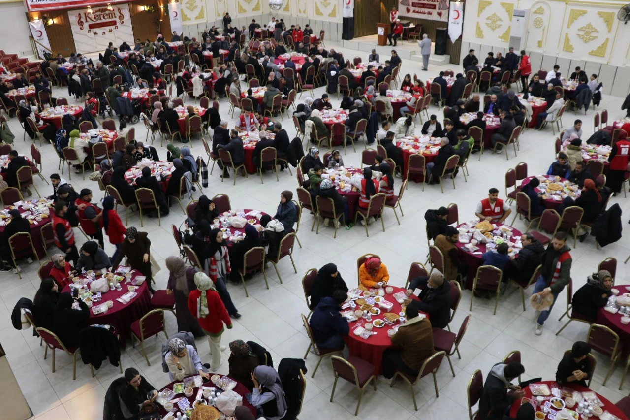 Siirt'te T&uuml;rk Kızılay tarafından iftar programı d&uuml;zenlendi
