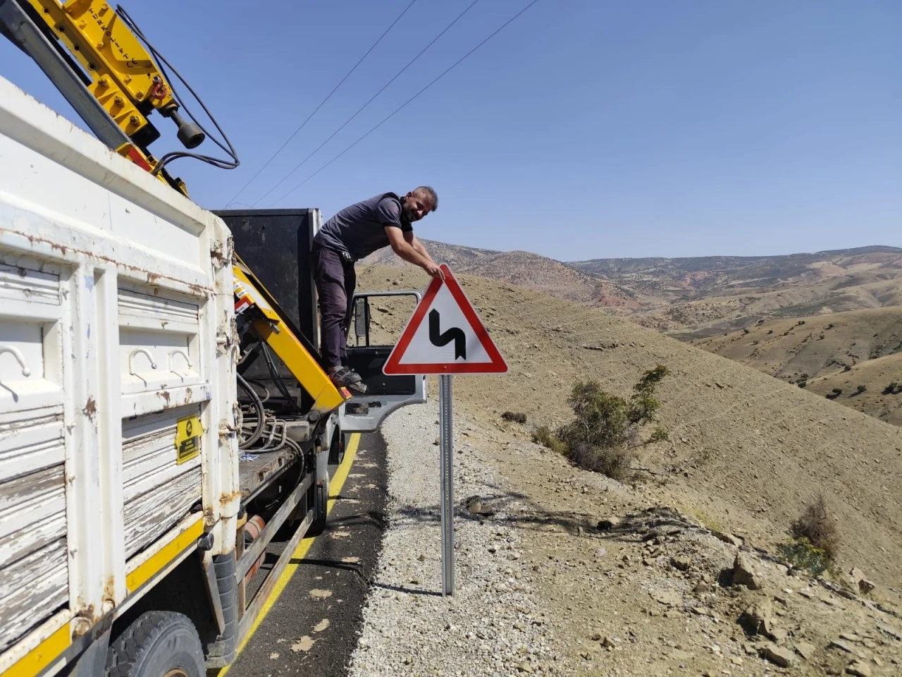 Siirt&rsquo;te Yapımı Tamamlanan Yola Trafik Levhaları Yerleştirildi