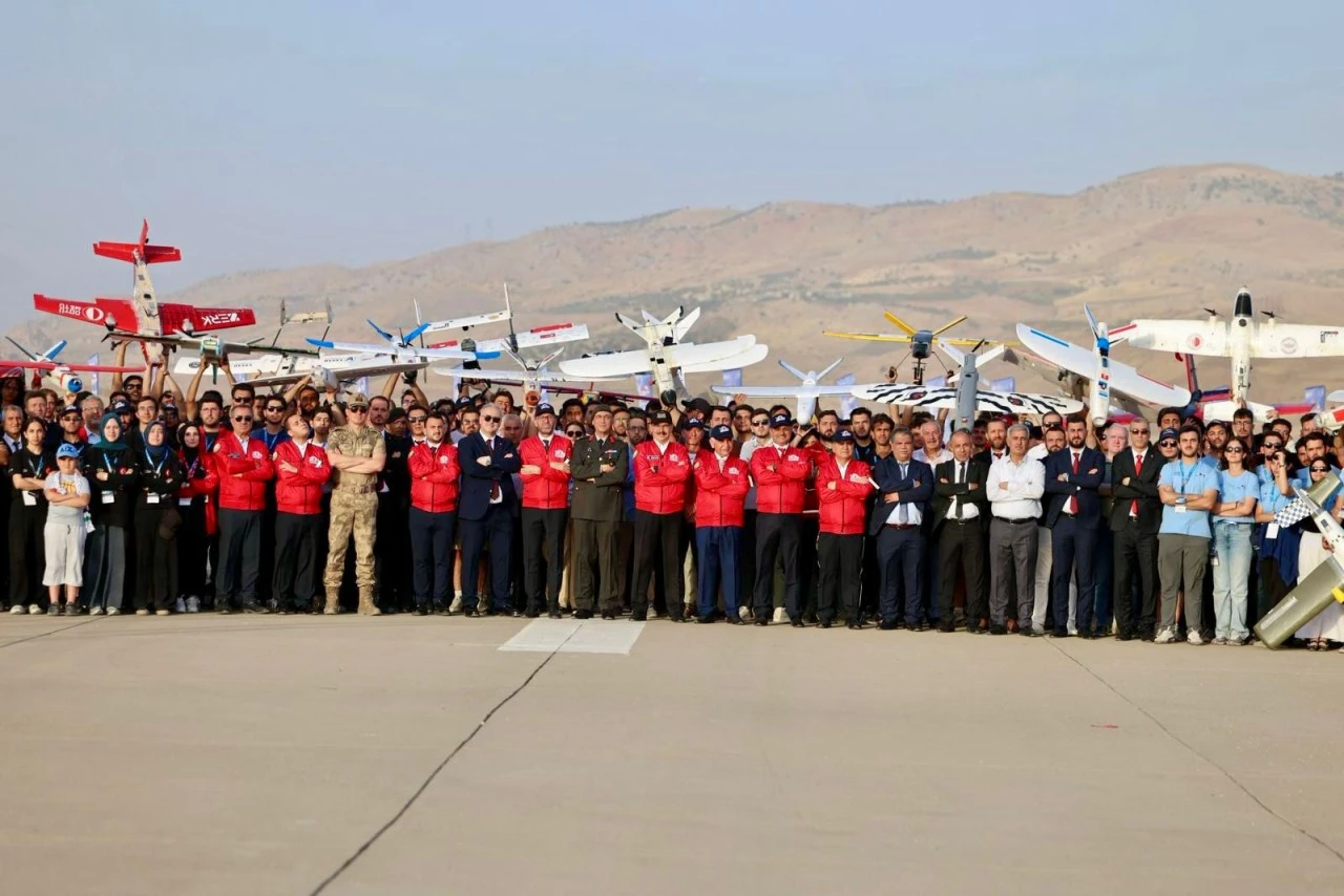 Siirt&rsquo;te Zafer Bayramı coşkusu TEKNOFEST&rsquo;in Savaşan İHA Yarışması&rsquo;yla ta&ccedil;landı