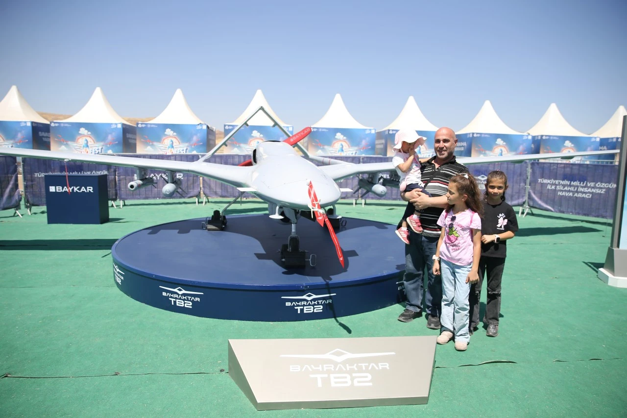Siirt'teki "TEKNOFEST Savaşan İHA Yarışması"nda sergilenen Bayraktar TB2 ilgi g&ouml;r&uuml;yor