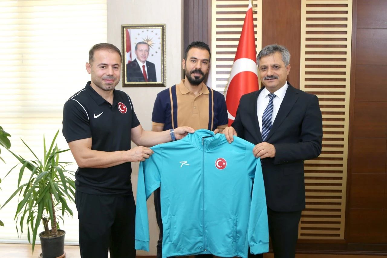 Siirt &Uuml;niversitesi D&uuml;nya Şampiyonasında Derece Yapan G&uuml;reş&ccedil;ilerini Ağırladı