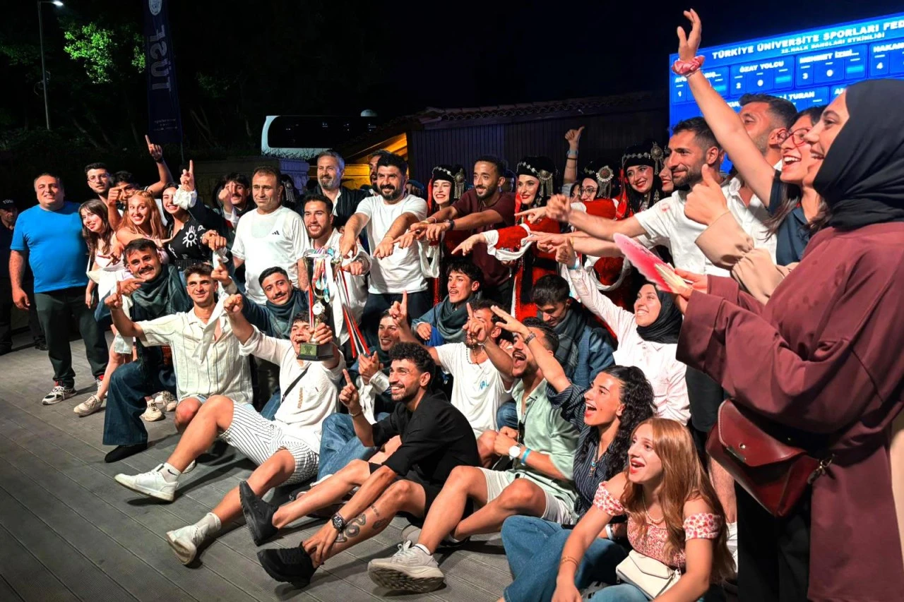 Siirt &Uuml;niversitesi Halk Oyunları Ekibi T&uuml;rkiye Şampiyonu Oldu