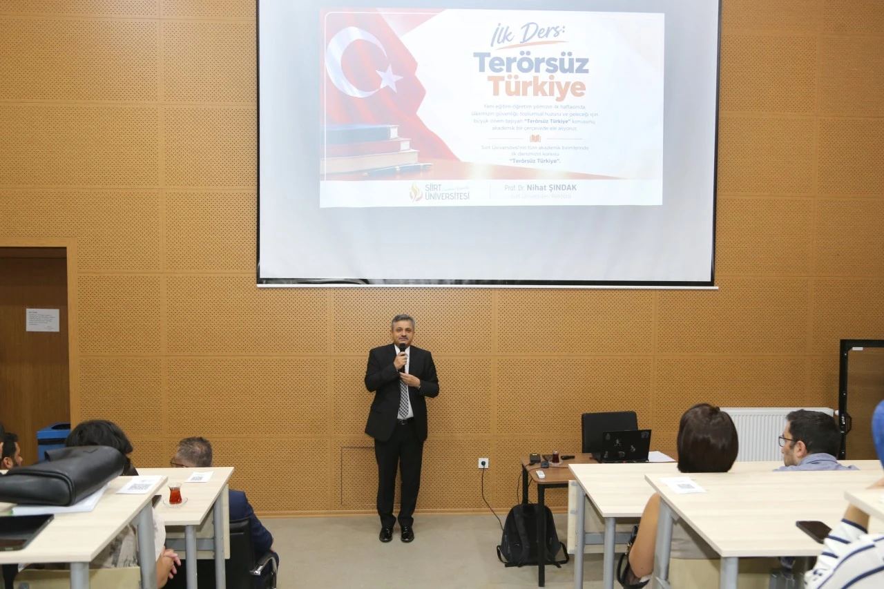 Siirt &Uuml;niversitesi&rsquo;nde ilk dersin konusu &ldquo;Ter&ouml;rs&uuml;z T&uuml;rkiye&rdquo; oldu