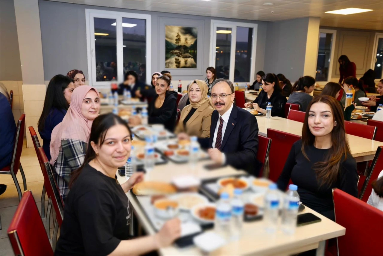 Siirt Valisi Kızılkaya Gen&ccedil;lerle İftar Sofrasında Buluştu