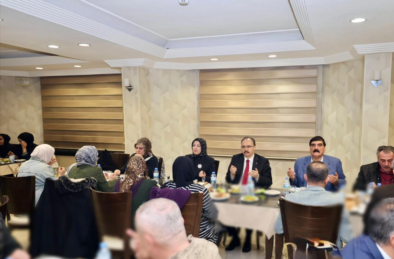 Siirt Valisi Kızılkaya Roman Vatandaşlarla İftar Programında Bir Araya Geldi