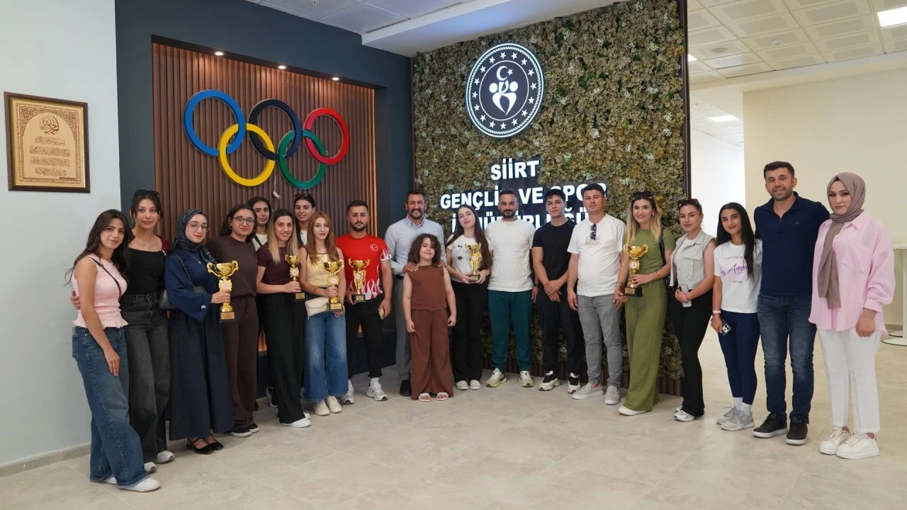 Siirtli Sporcular T&uuml;rkiye Dereceleriyle D&ouml;nd&uuml;! İl M&uuml;d&uuml;r&uuml; İsmail &Ccedil;algan Başarılı Sporcuları &Ouml;d&uuml;llendirdi