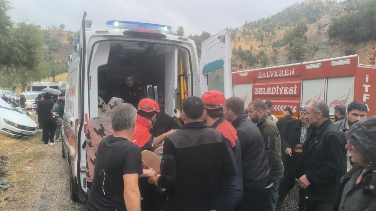 Şırnak'ta devrilen otomobilin s&uuml;r&uuml;c&uuml;s&uuml; yaralandı