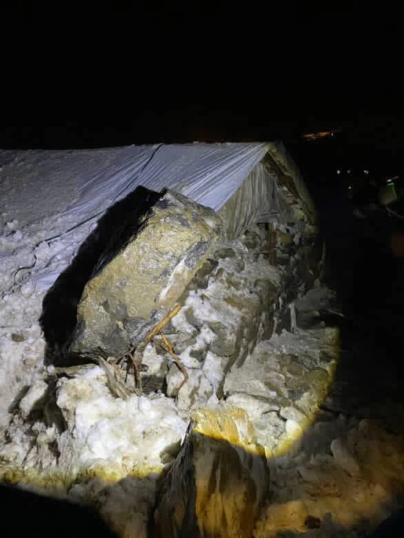 Şırnak'ta yama&ccedil;tan kopan kaya par&ccedil;alarının d&uuml;şt&uuml;ğ&uuml; ağıldaki 20 hayvan telef oldu