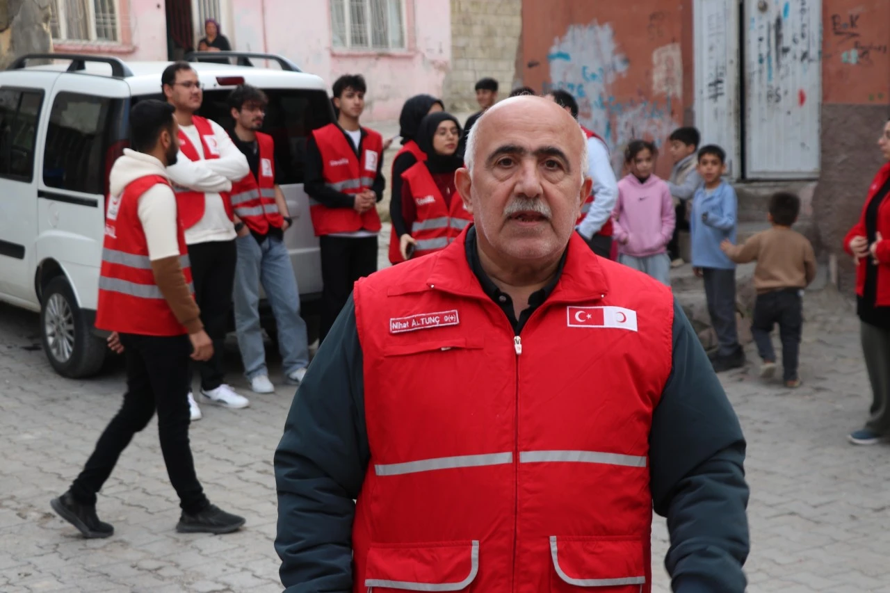 T&uuml;rk Kızılay, Siirt&rsquo;te y&uuml;zlerce aileye iftarda sıcak aş ulaştırıyor