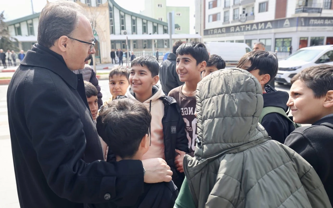 Vali Kızılkaya Cuma &Ccedil;ıkışı &Ccedil;ocuklarla Sohbet Etti