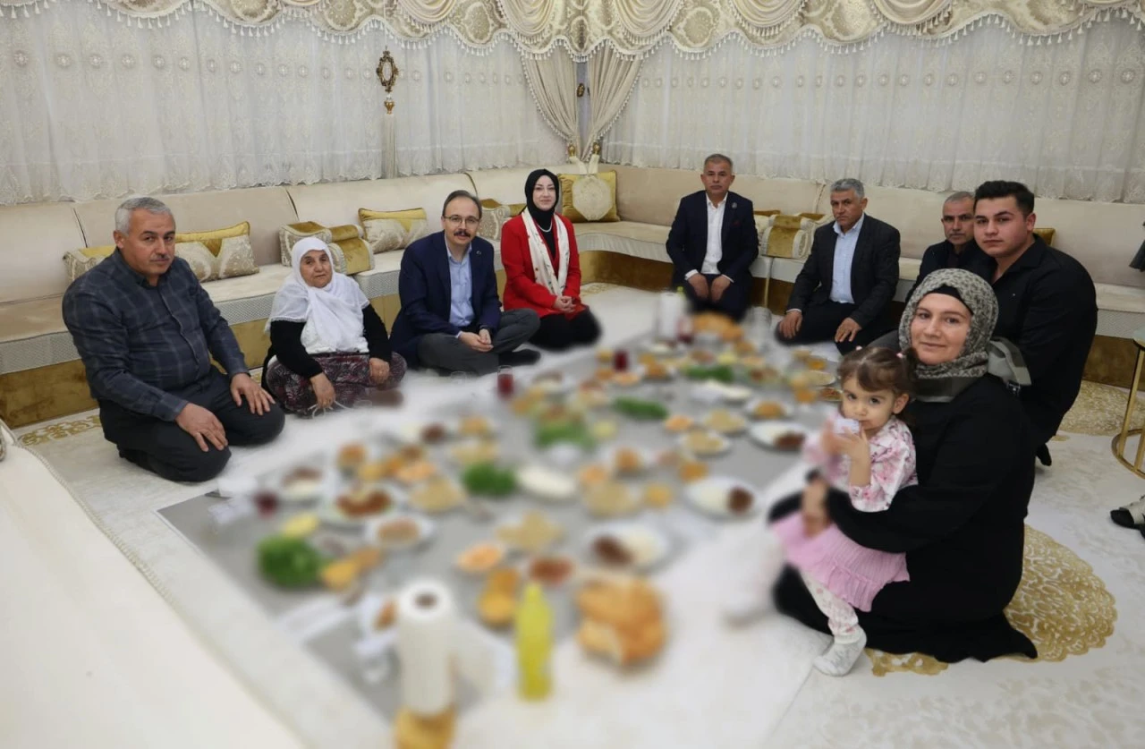 Vali Kızılkaya, D&uuml;nya Kadınlar G&uuml;n&uuml;&rsquo;nde şehit ailesiyle iftarda buluştu