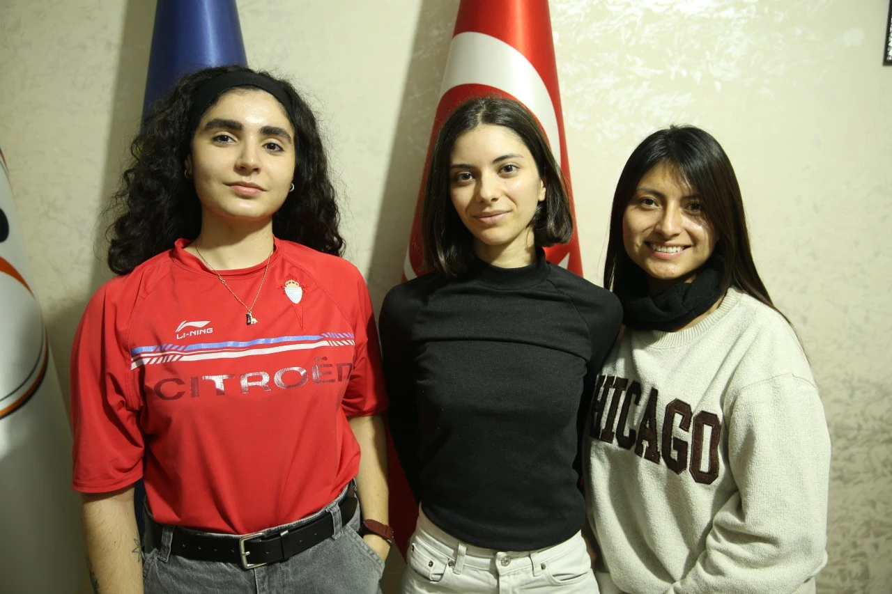 Yurt dışından Siirt'e gelen gen&ccedil;lerle iletişim sayesinde İngilizce &ouml;ğreniyorlar