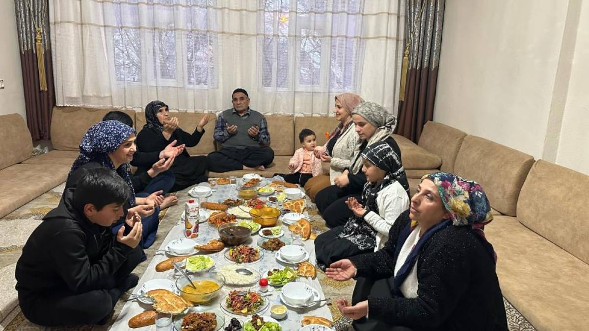 Akşam ezanının en erken okunduğu yerlerden Şemdinli'de ilk iftar yapıldı