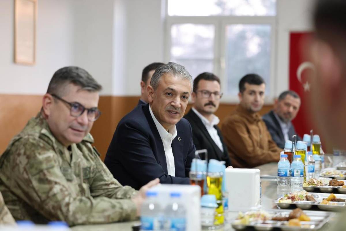 Mardin Valisi Akkoyun, Mehmetçik'le iftar yaptı