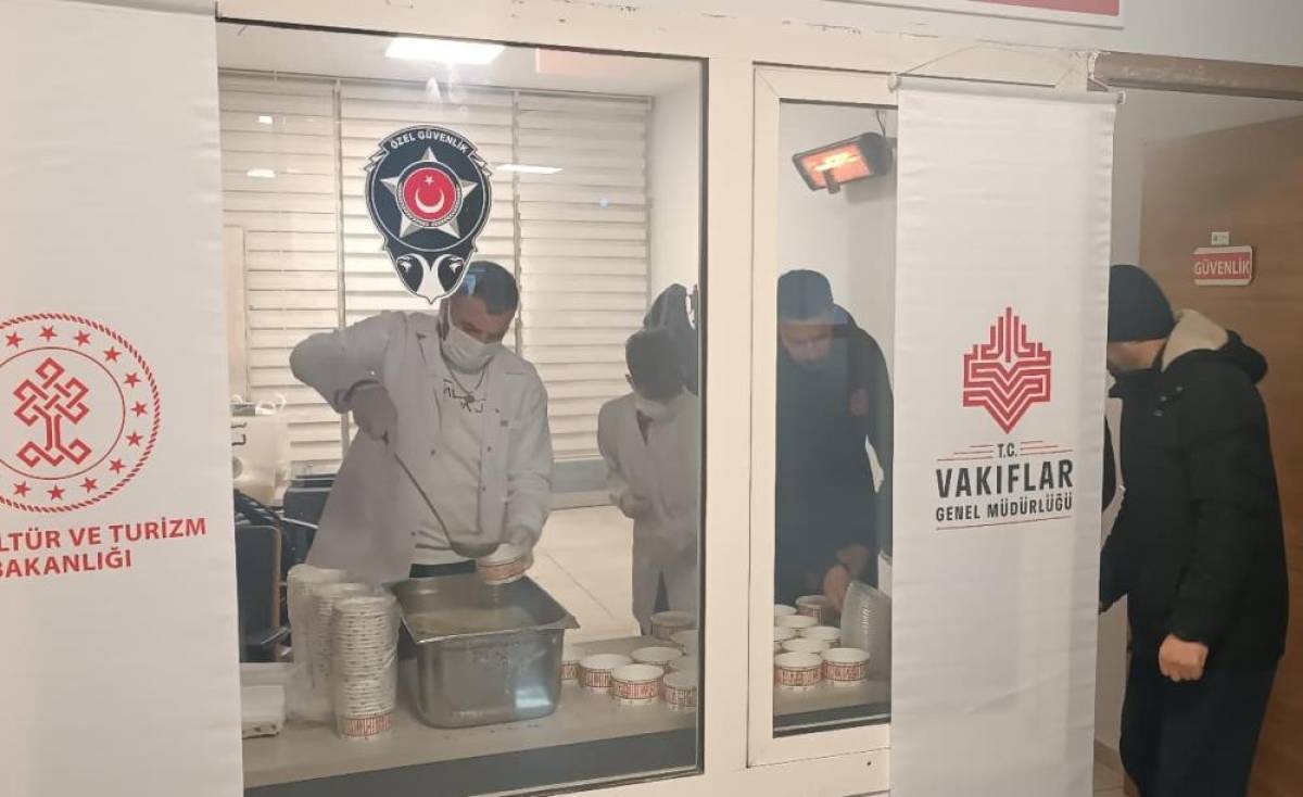 Erzurum ve Erzincan'daki hasta yakınlarının iftarlığı Vakıflar Bölge Müdürlüğünden