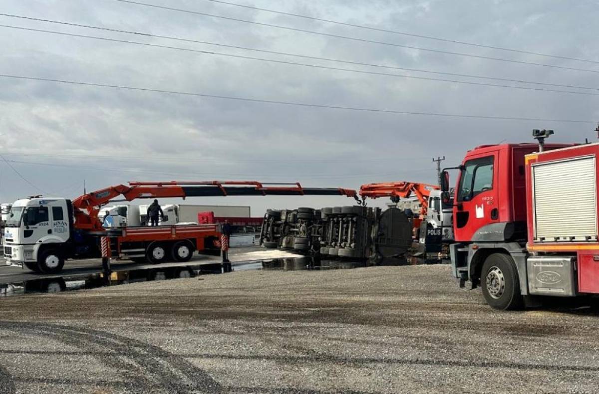 Mardin'de devrilen yakıt yüklü tankerin sürücü yaralandı