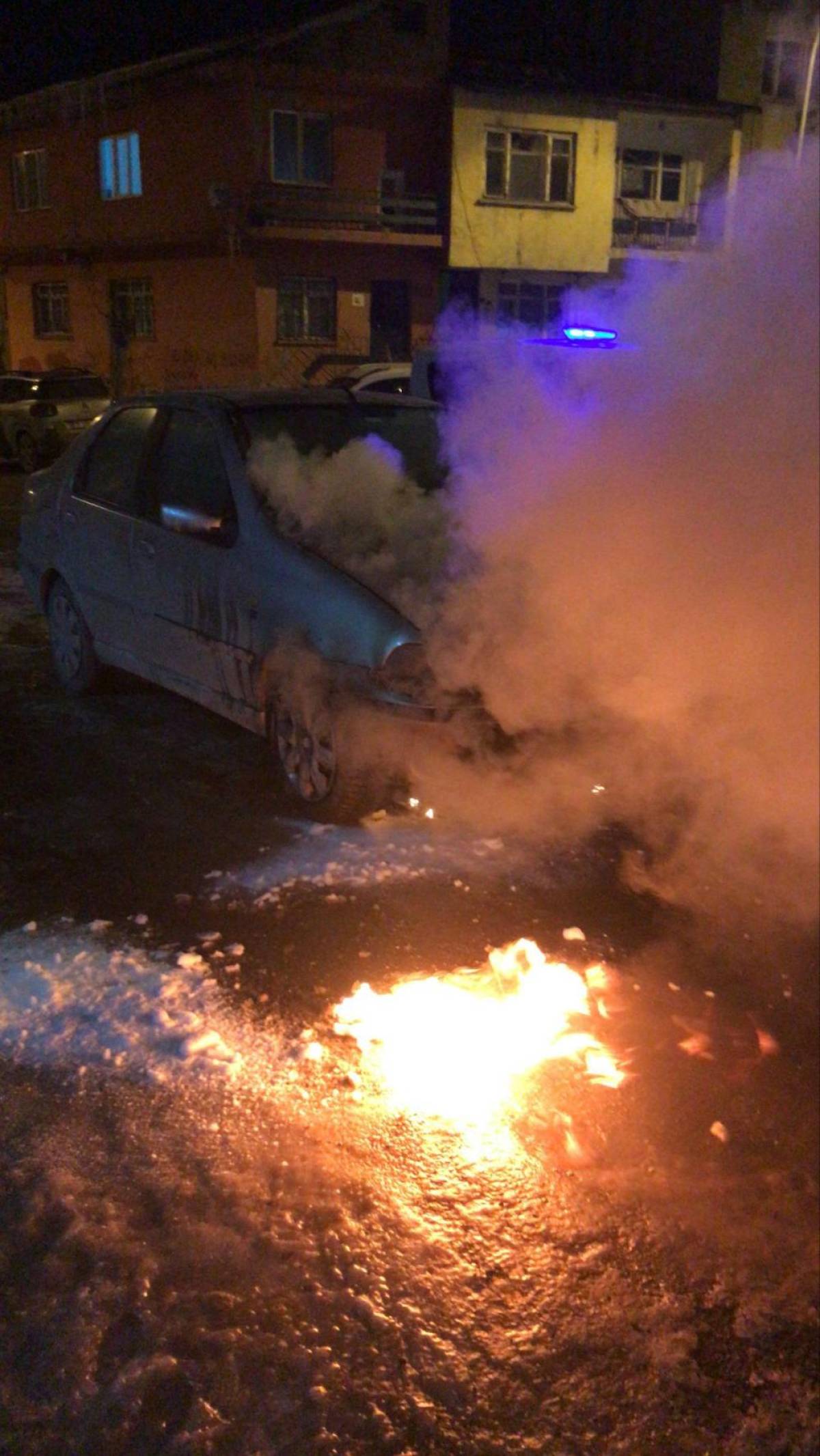 Erzurum'da park halindeki otomobilde çıkan yangın söndürüldü