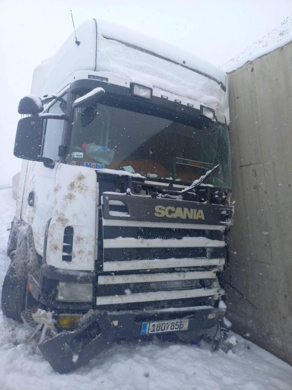 Erzincan'da tır istinat duvarına çarptı, sürücü yaralandı