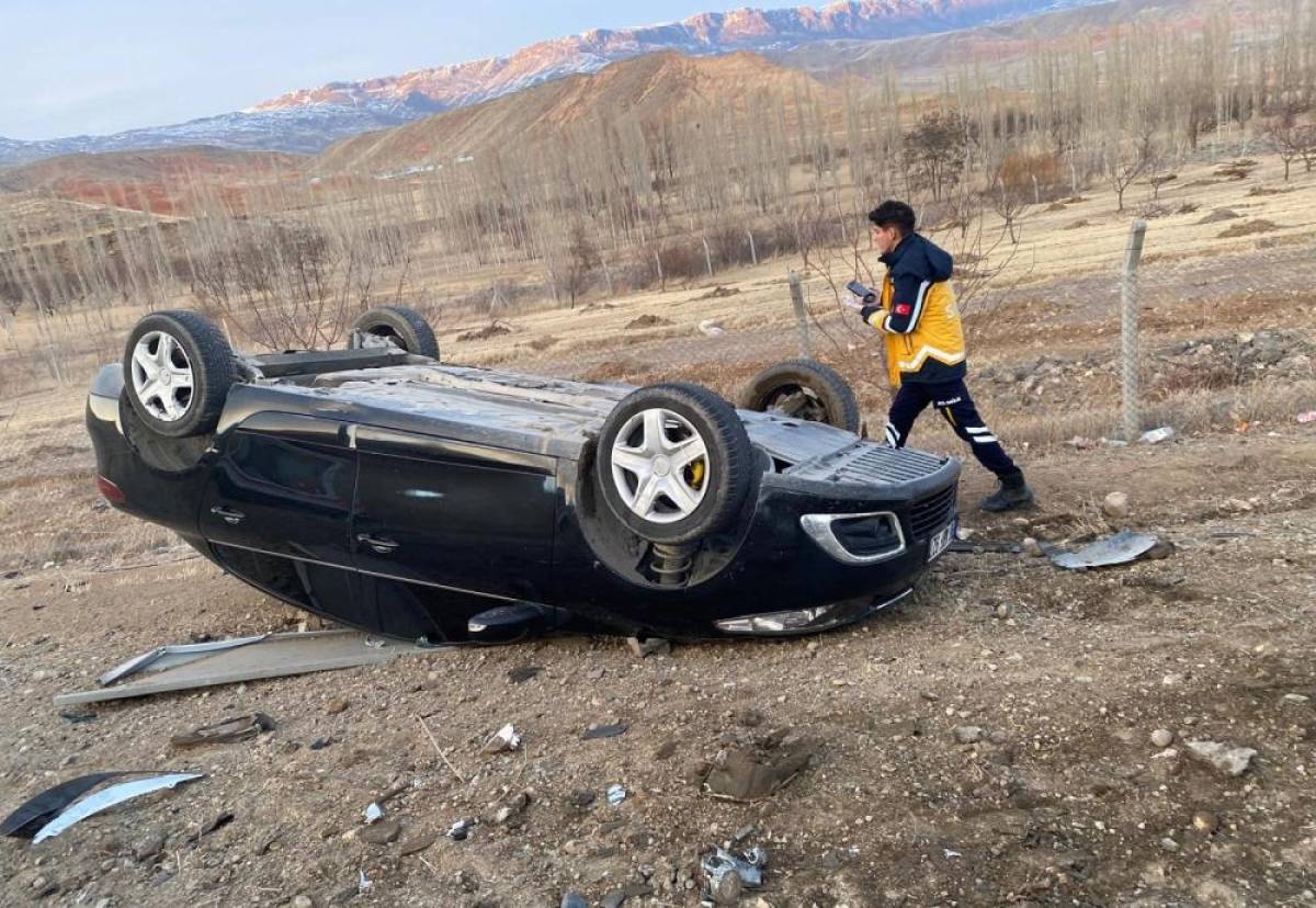 Kars'ta şarampole devrilen otomobildeki 5 kişi yaralandı