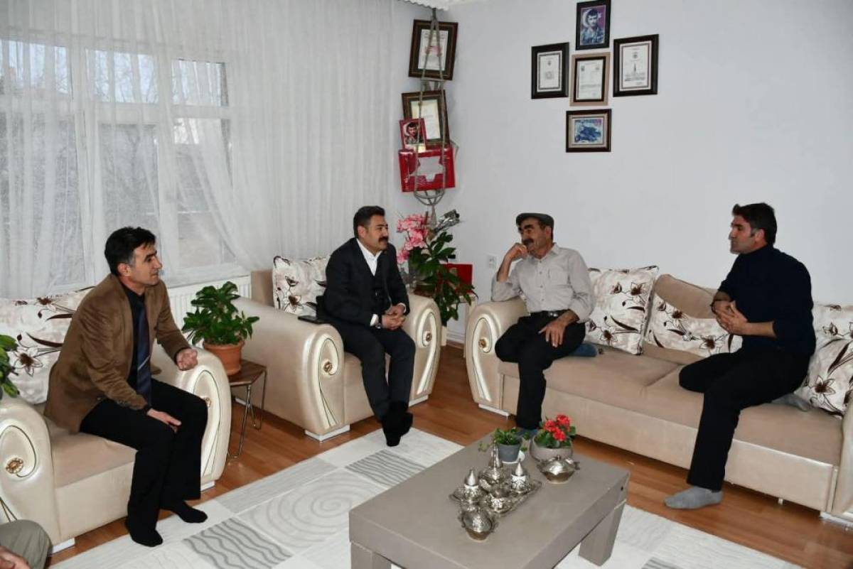 Adilcevaz Kaymakamı Özçelik, şehit ailesiyle iftar yaptı