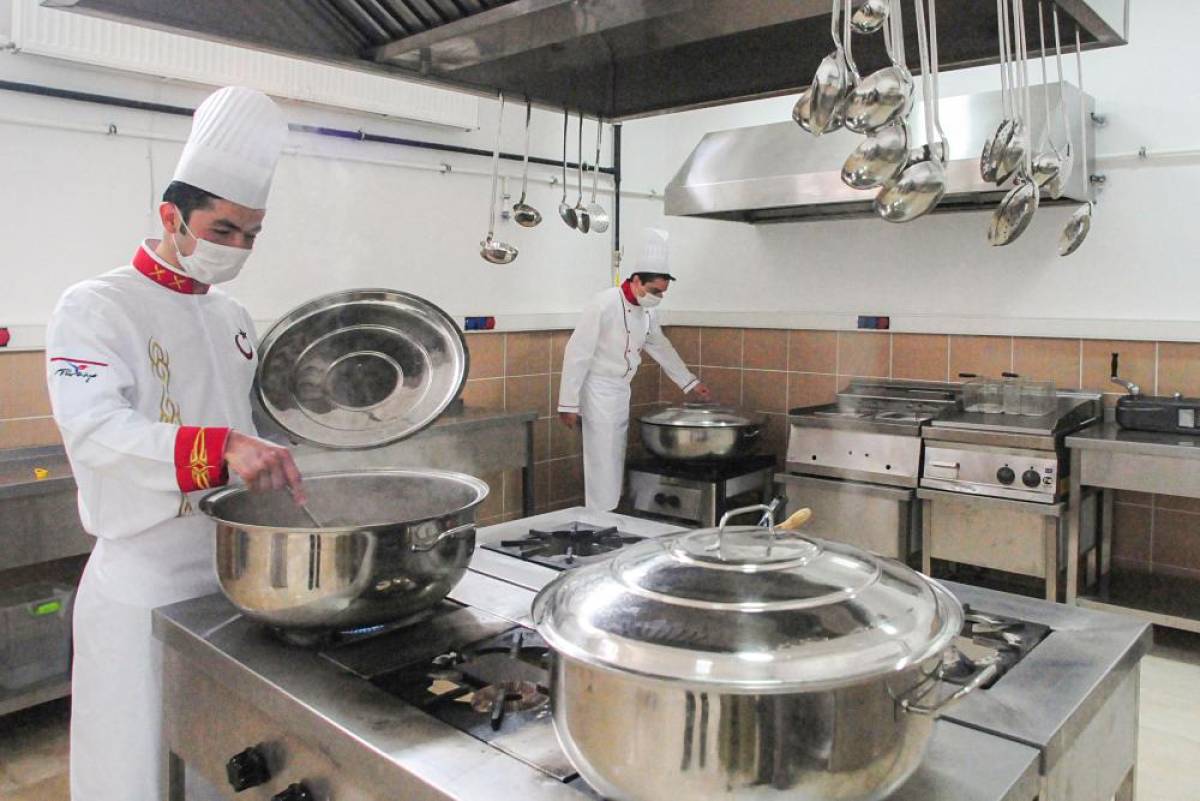 Erzurum'da üniversite öğrencilerine ücretsiz iftar veriliyor