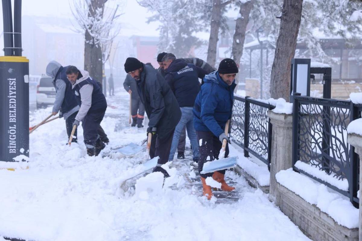Bingöl ve Şırnak'ta kar nedeniyle 131 yerleşim yerine ulaşım sağlanamıyor