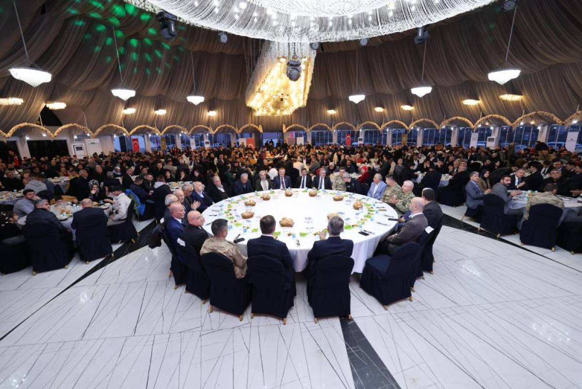 Mardin Valiliği ve Büyükşehir Belediyesince Kızıltepe'de iftar programı düzenledi