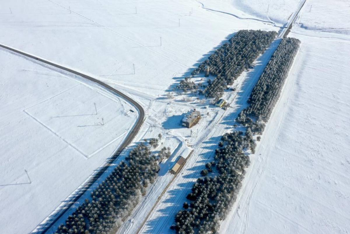 Çevresi ağaçlarla çevrili, karla kaplanmış tren istasyonu dronla görüntülendi