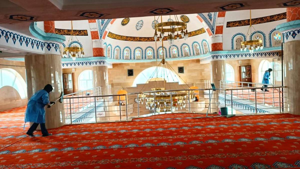 Tatvan'daki camilerde temizlik çalışması yapılıyor