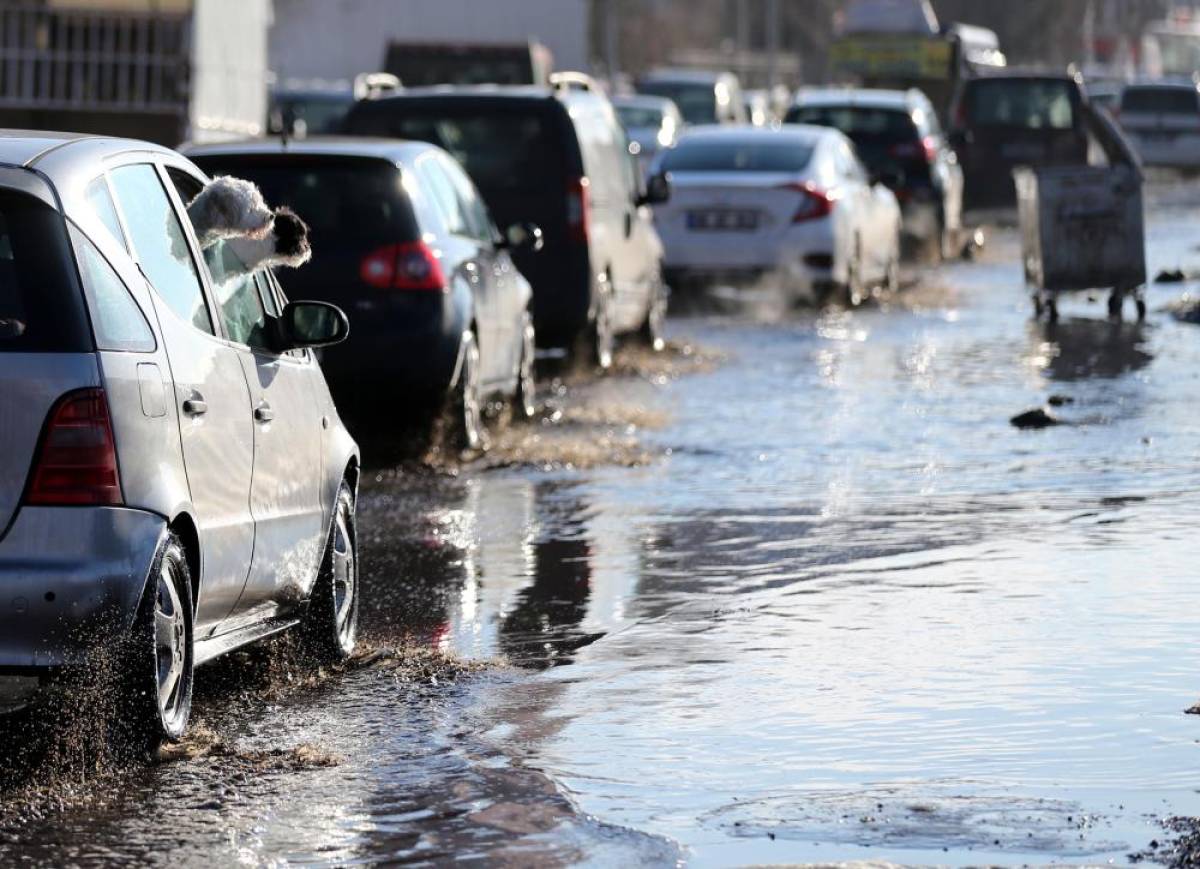 Ardahan'da karların erimesiyle bazı yollarda su birikintileri oluştu