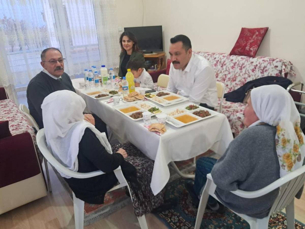 Ağın Kaymakamı Türkmenoğlu bir evde iftar yaptı
